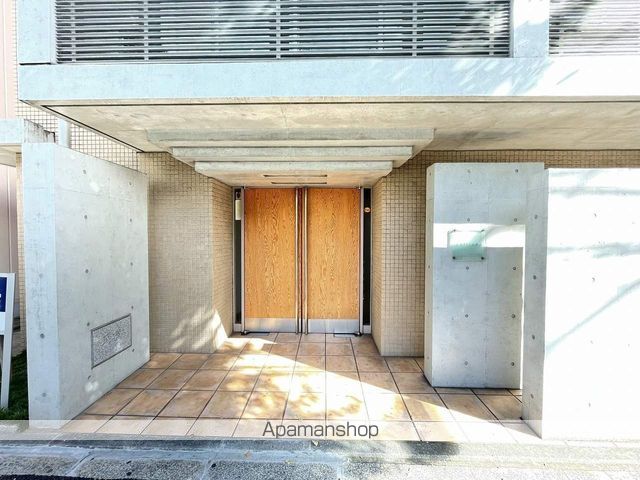 ラティエラ祐天寺の玄関写真