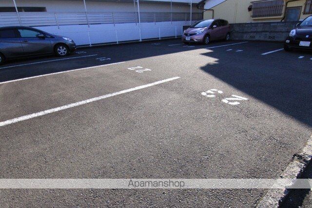 ファミーユ東石井[3DK/56.29m2]の駐車場