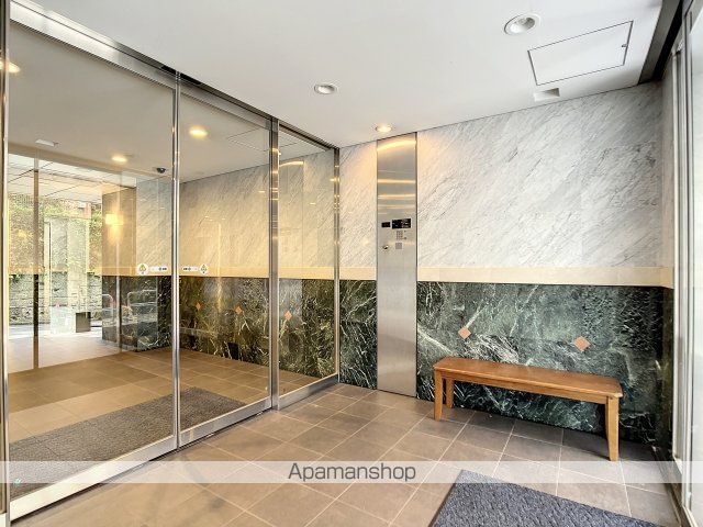 YOTSUYA DUPLEX DーRの玄関写真