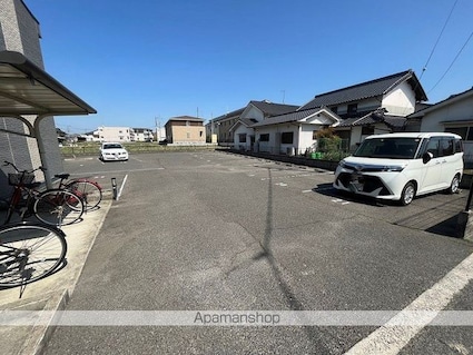 レオパレスティエード駅家[1K/23.61m2]の駐車場1