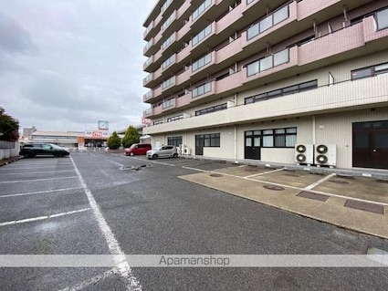 Ｃｒｅｓｔ　ＣｏｕｒｔＫ２[2LDK/66m2]の駐車場