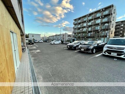 ＡＰＥＸ　ＦＬＡＴ[1K/25.4m2]の駐車場2