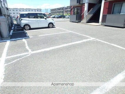 マーメイド　Ａ[2K/42.72m2]の駐車場