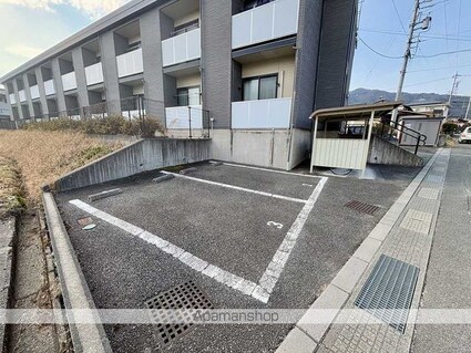 レオパレスフトゥーロ[1K/31.05m2]の駐車場1