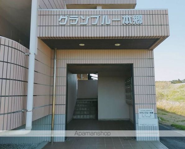 グランブルー本郷の玄関写真