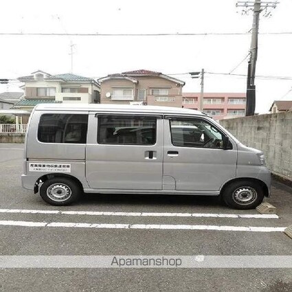 愛知県一宮市長島町１丁目[1LDK/42.37m2]の駐車場2