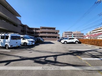 東京都日野市万願寺１丁目[1K/25.8m2]の駐車場