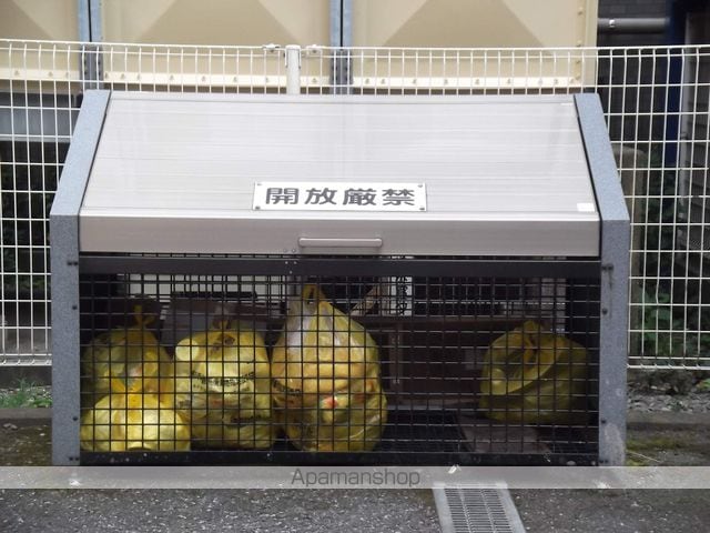 服部ビルの玄関写真