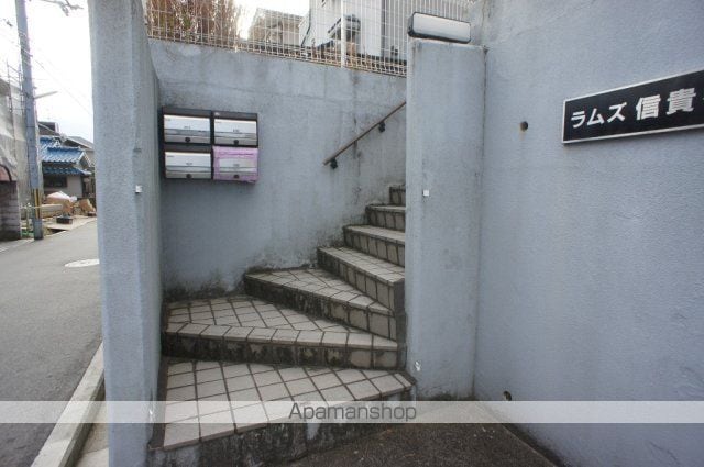 ラムズ信貴ヶ丘の玄関写真