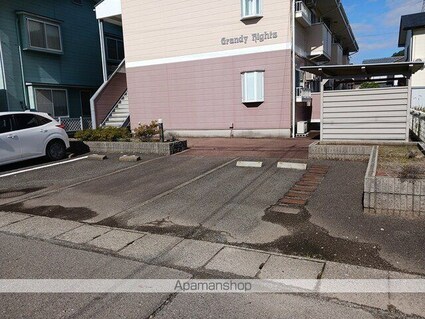 グランディ・ハイツ[2DK/39.7m2]の駐車場