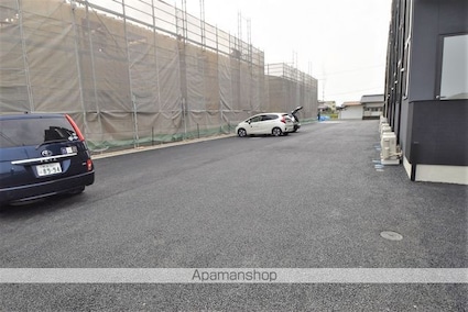 ドミール八代Ⅱ[1K/26.08m2]の駐車場1