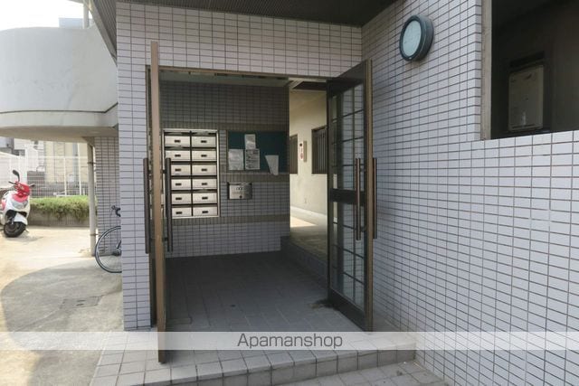 ライトパティオ上の玄関写真
