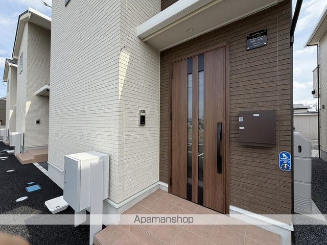 Three above 誠和 No.3の玄関写真