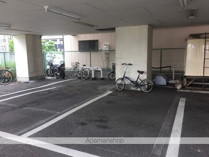 ユウパレス泉佐野中町[1R/26.4m2]の駐車場