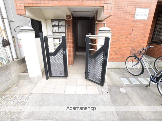 ロイヤルハイツ中川の玄関写真