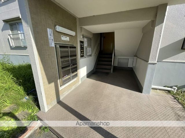 男山第3住宅215棟の玄関写真