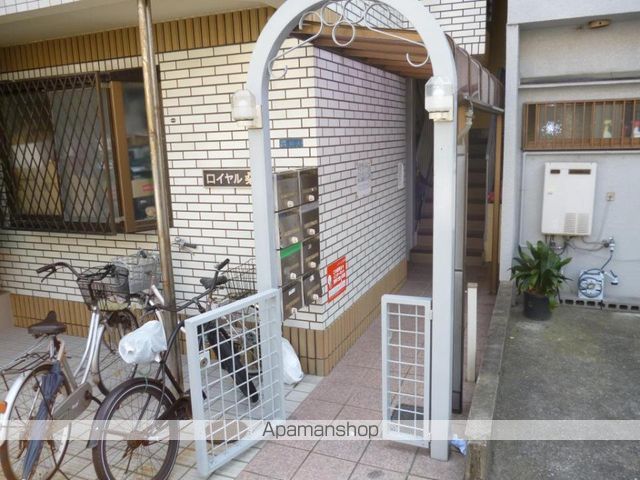 ロイヤル桑原の玄関写真