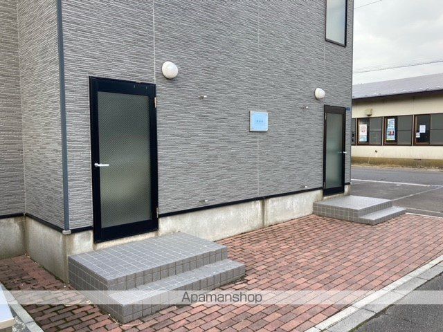 レオパレスカルモの玄関写真