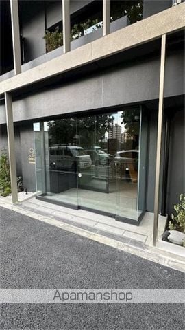 ZOOM新宿御苑前の玄関写真