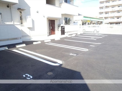 Ｄーｒｏｏｍ　Ｙ[1LDK/53.95m2]の駐車場1