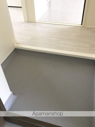 ヴィラナリー瀬戸田１号棟[2DK/38.46m2]の玄関
