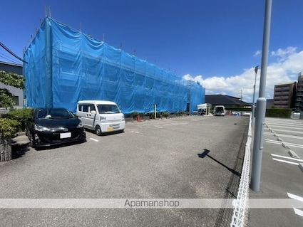 レオパレスなぐさ[1K/23.18m2]の駐車場1