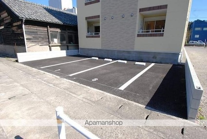 プリミエール常滑栄町[1R/26.39m2]の駐車場
