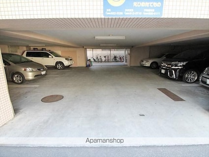 グランアルブル勝山[1R/28.5m2]の駐車場