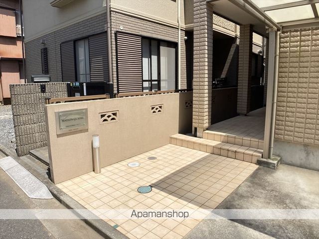 MAISON QUATREの玄関写真