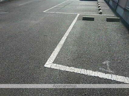 レオパレスアムール　ＩＷＡＯ[1K/31.05m2]の駐車場