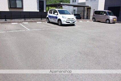 ヴォーヌングヒラハラ[2DK/48.86m2]の駐車場1