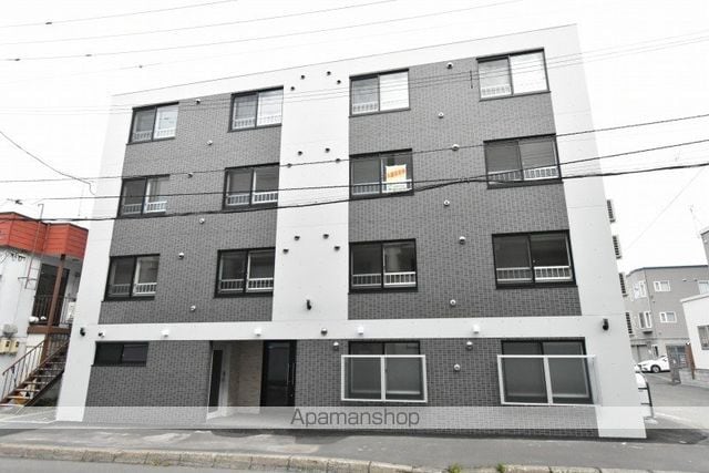 メトロ南平岸駅前の外観写真