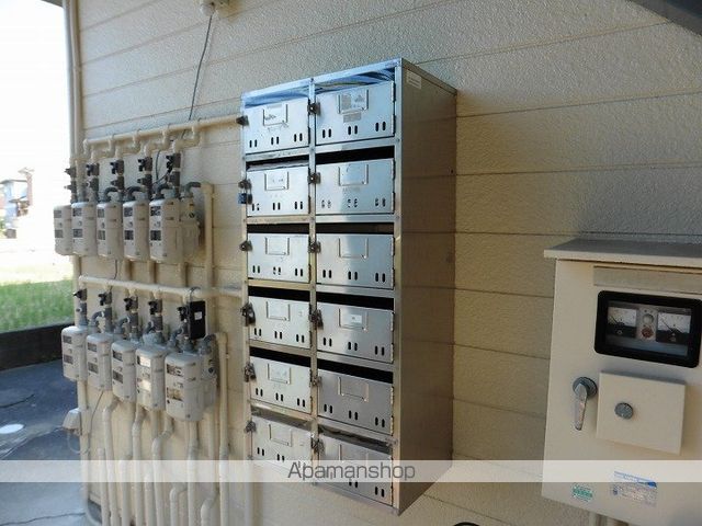 パインパレス本郷の玄関写真