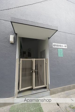 追浜会館共同ビルA棟の玄関写真