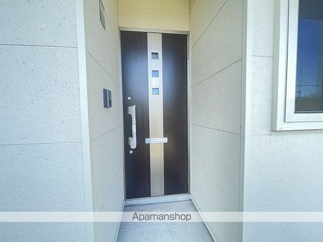 メニーズコート西宮の沢タウンD棟の玄関写真