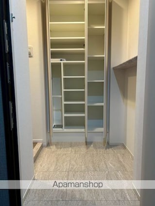 東京都中野区江原町２丁目[1K/28.13m2]の玄関