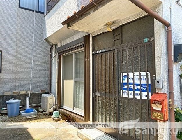松山市 2階建 築45年の玄関写真