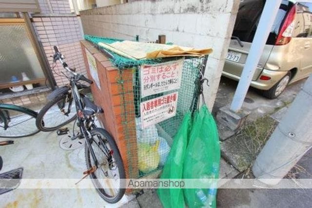 ロワイヤル中山の玄関写真