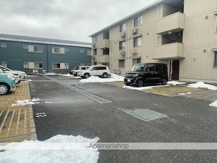 ヴィラ　シャルマン[1LDK/42.63m2]の駐車場2