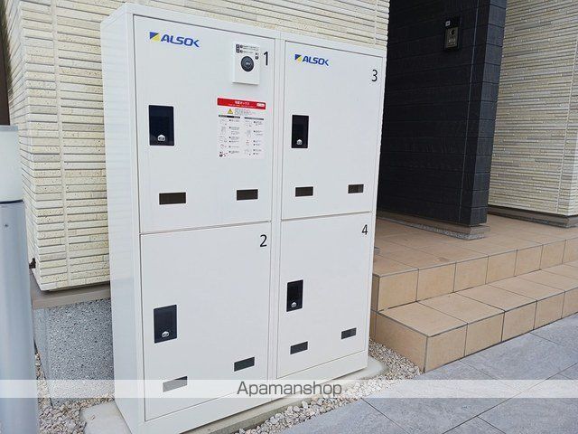 ヒカルサ高岡角イーストの玄関写真