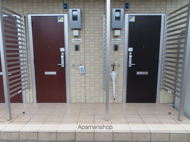 アールグレイA棟の玄関写真