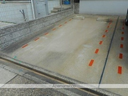 ティーズヴィラ八田[1R/32.94m2]の駐車場