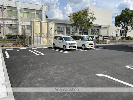グリーン琥珀甲南Ⅱ[1LDK/50.08m2]の駐車場3