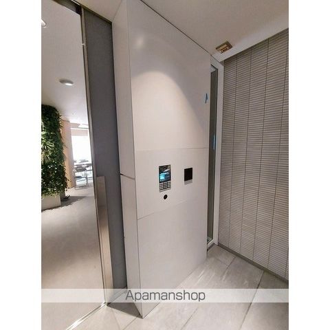 コンフォリア東新宿の玄関写真