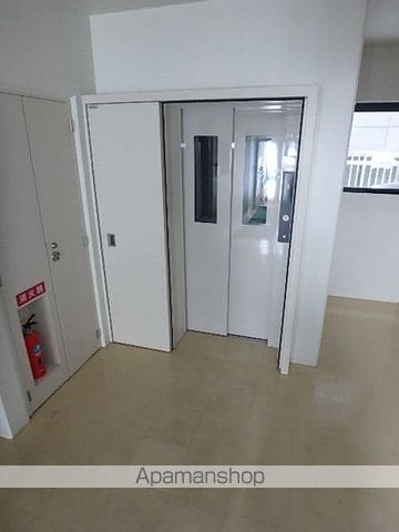 滝川市 5階建 築22年の玄関写真