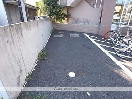 ドミール聖蹟桜ヶ丘[1K/21m2]の駐車場