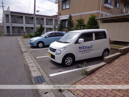 メゾンアザレアＣ[3DK/55.4m2]の駐車場2