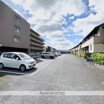 フィルネス[2LDK/50.08m2]の駐車場1