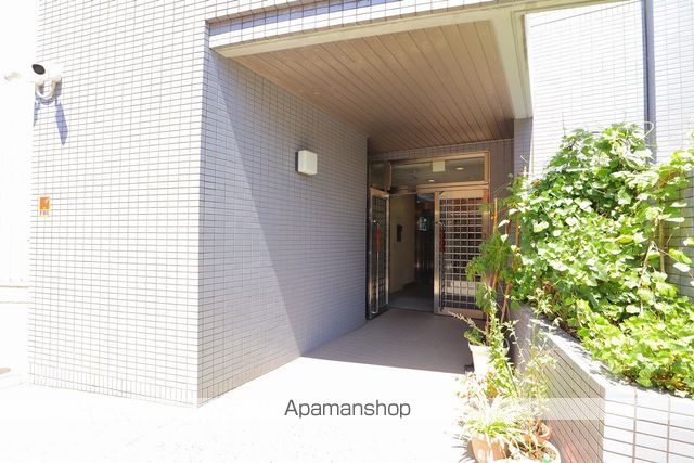 日本泉ビルの玄関写真