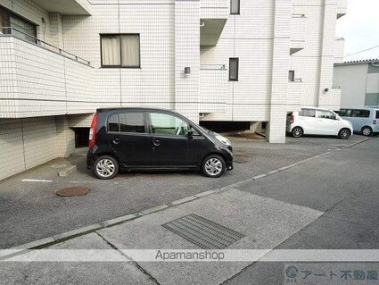 ベルハイム３８[1R/32m2]の駐車場2